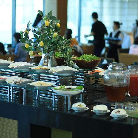 מנאמה Ramee Grand Hotel And Spa מראה חיצוני תמונה A buffet at a hotel