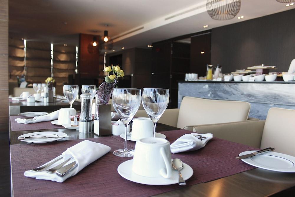 מנאמה Ramee Grand Hotel And Spa מראה חיצוני תמונה A table set for fine dining