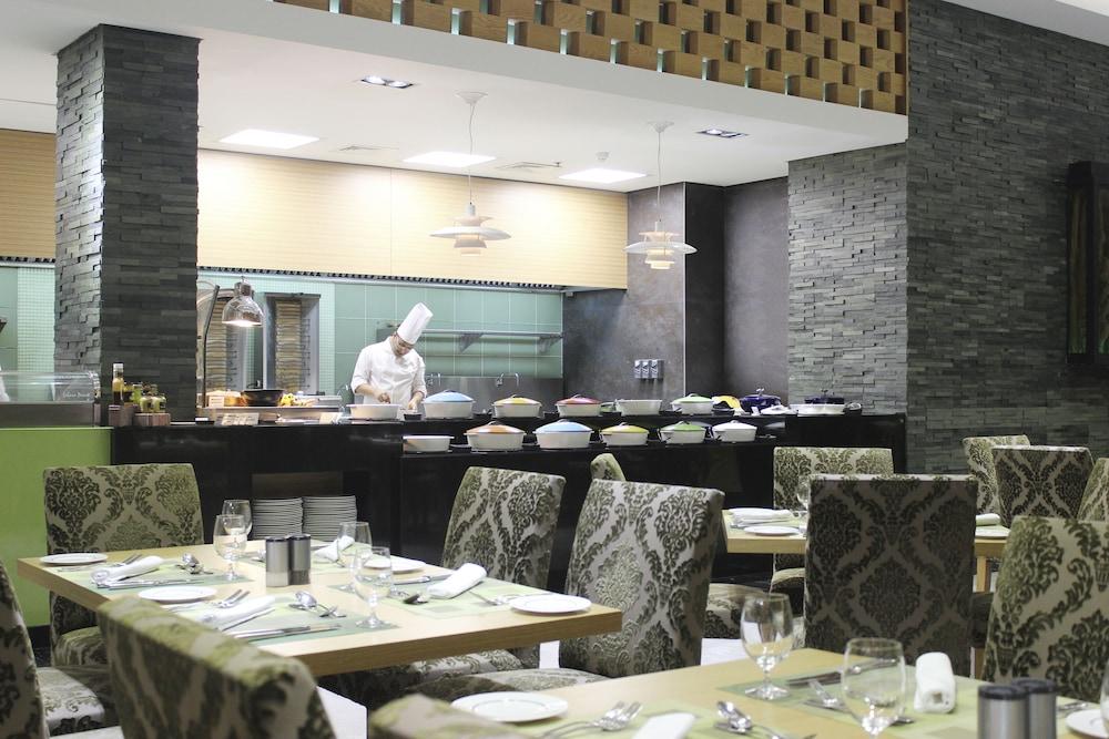מנאמה Ramee Grand Hotel And Spa מראה חיצוני תמונה The restaurant