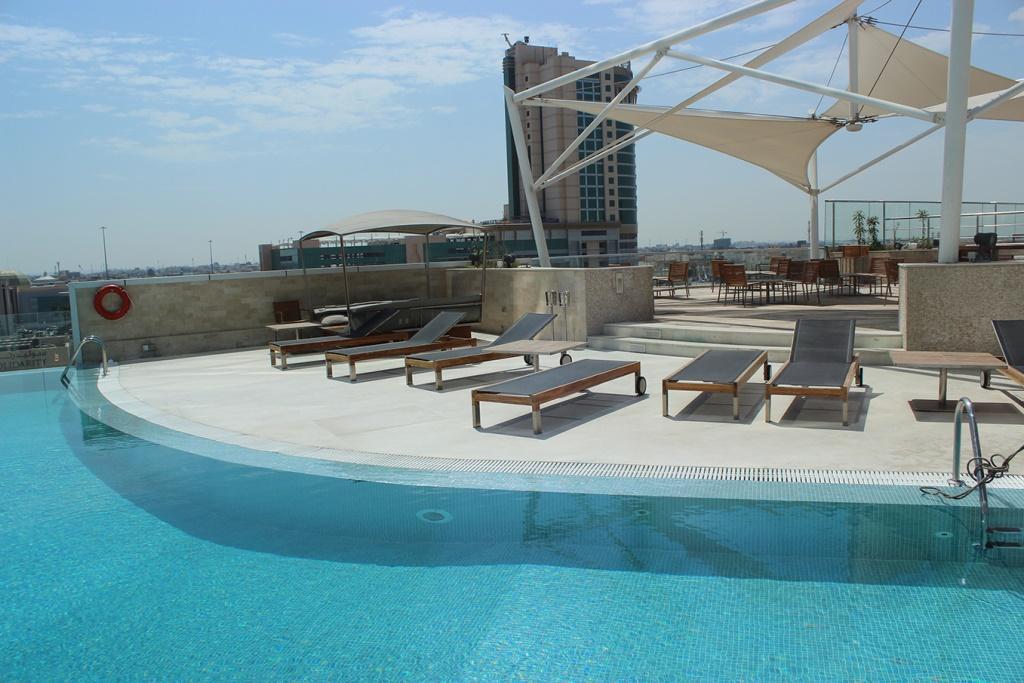 מנאמה Ramee Grand Hotel And Spa מראה חיצוני תמונה Rooftop pool
