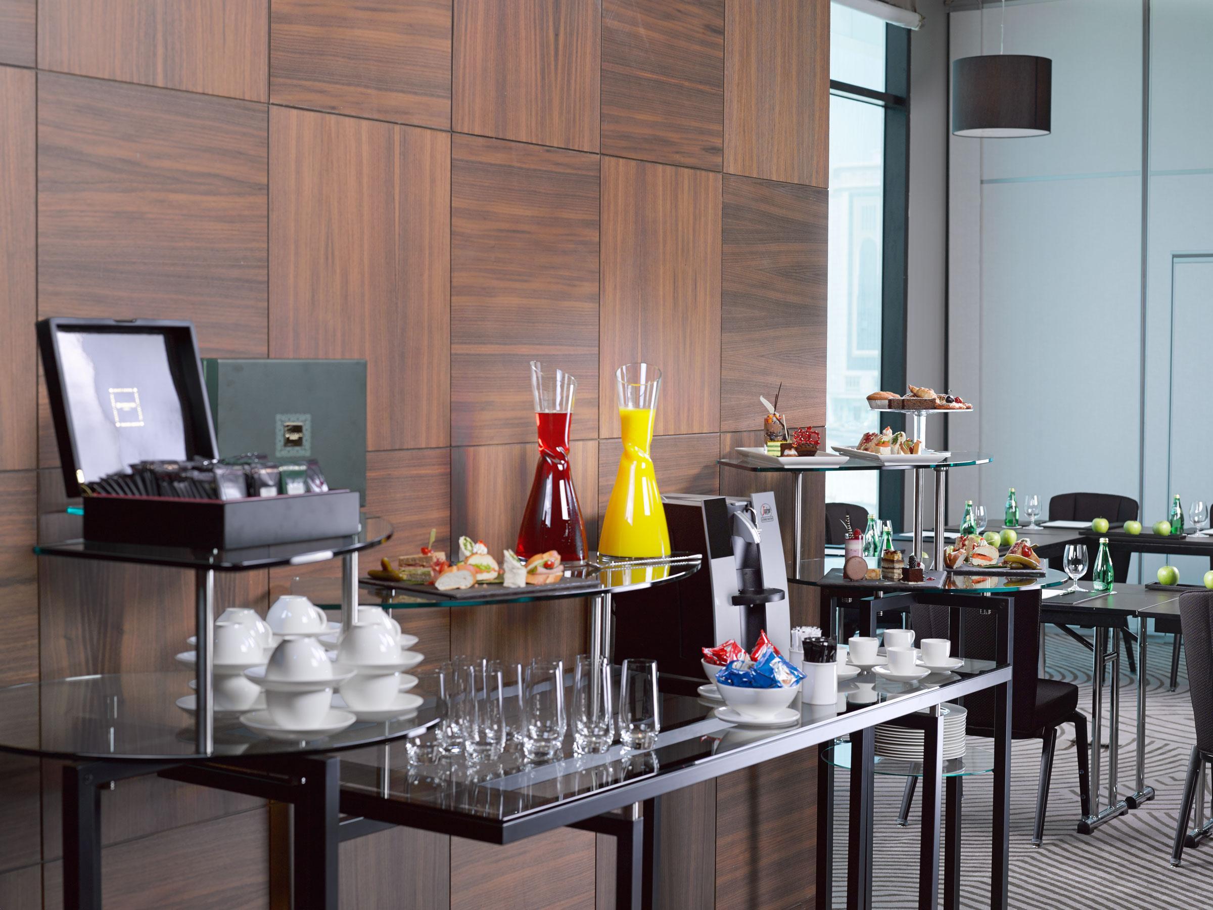 מנאמה Ramee Grand Hotel And Spa מראה חיצוני תמונה A buffet at a hotel
