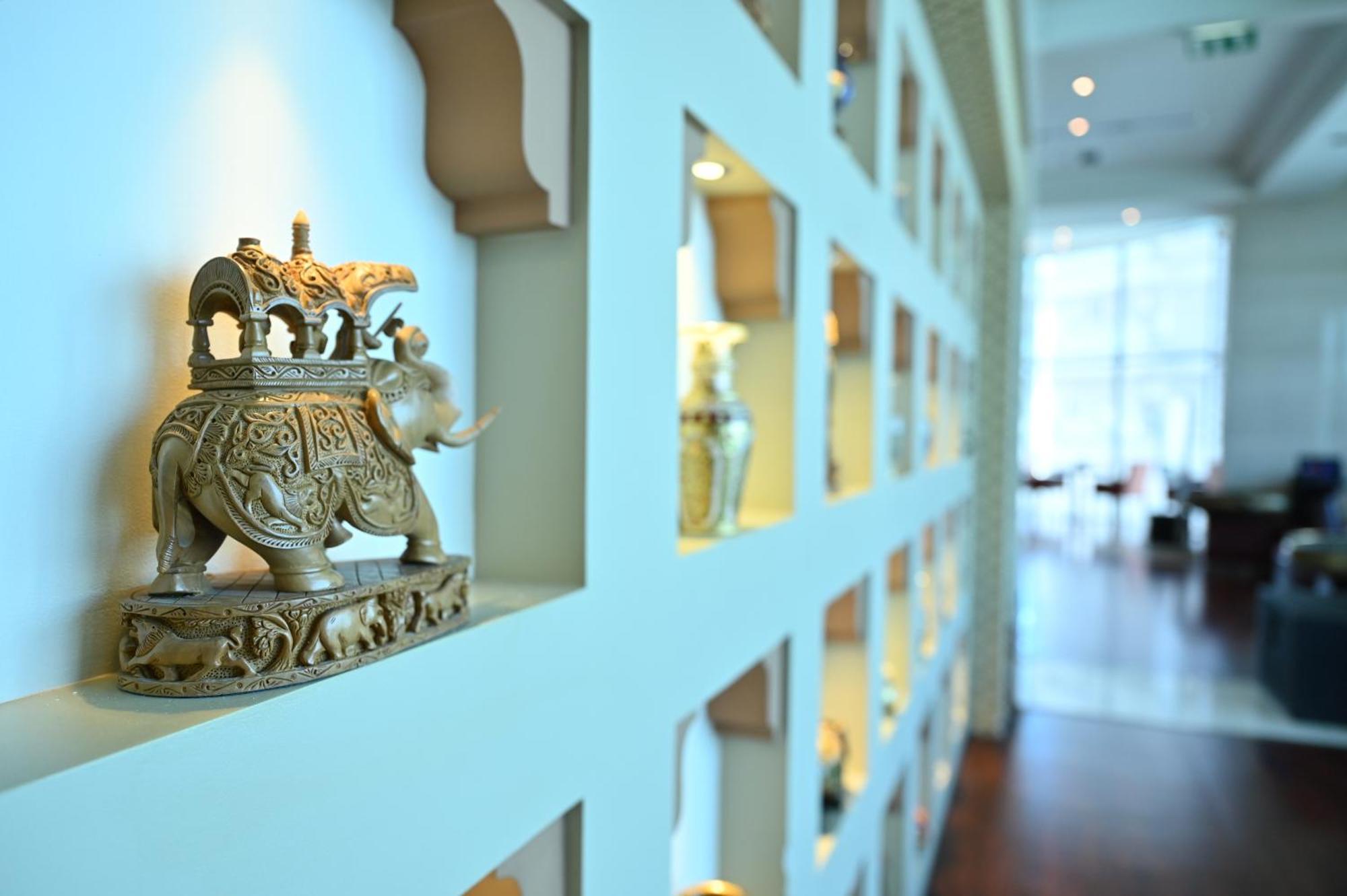 מנאמה Ramee Grand Hotel And Spa מראה חיצוני תמונה Interior of the hotel