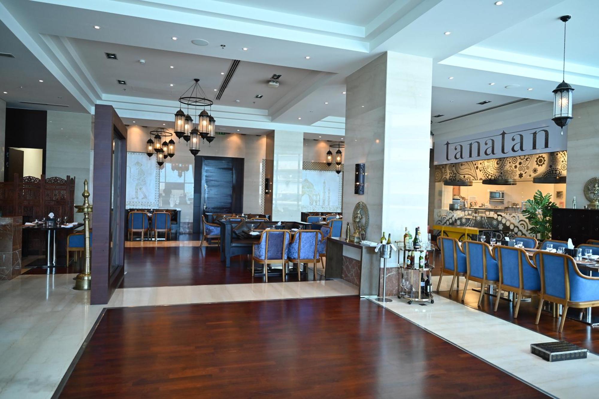 מנאמה Ramee Grand Hotel And Spa מראה חיצוני תמונה Restaurant