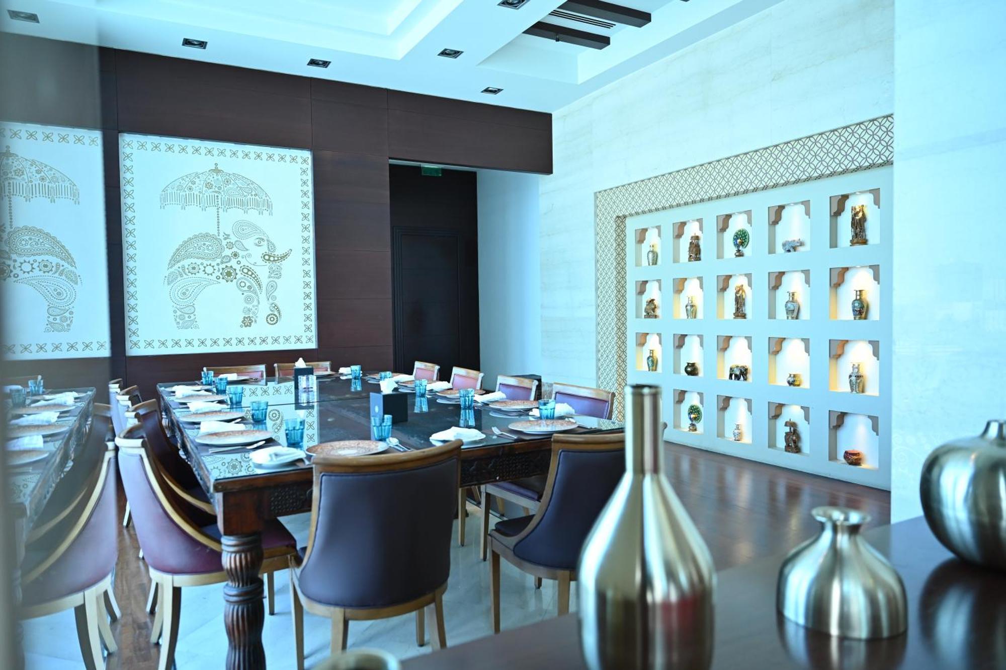 מנאמה Ramee Grand Hotel And Spa מראה חיצוני תמונה The interior of the restaurant