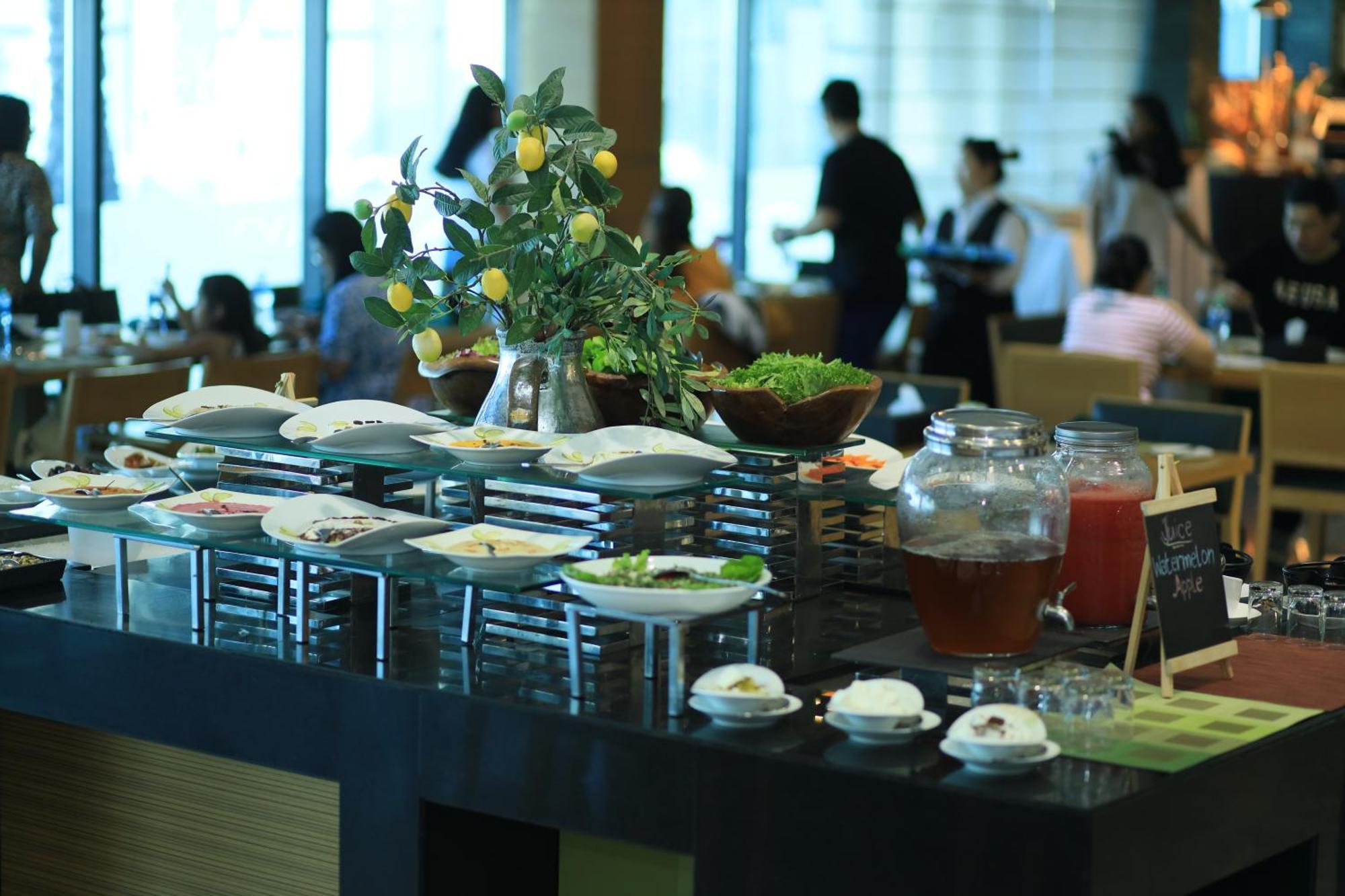 מנאמה Ramee Grand Hotel And Spa מראה חיצוני תמונה A buffet at a hotel