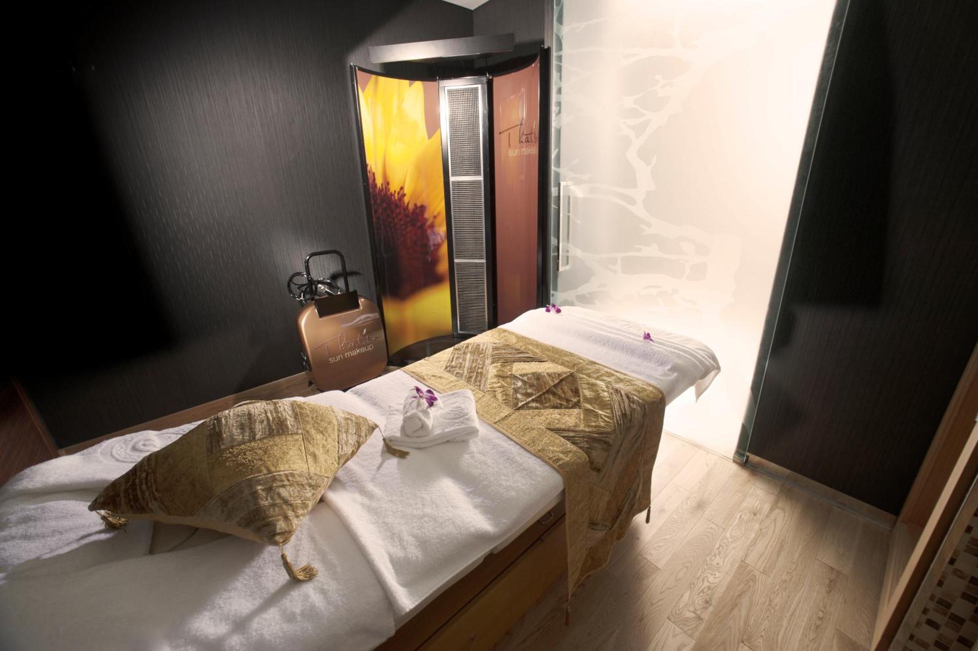 מנאמה Ramee Grand Hotel And Spa מראה חיצוני תמונה A spa treatment room