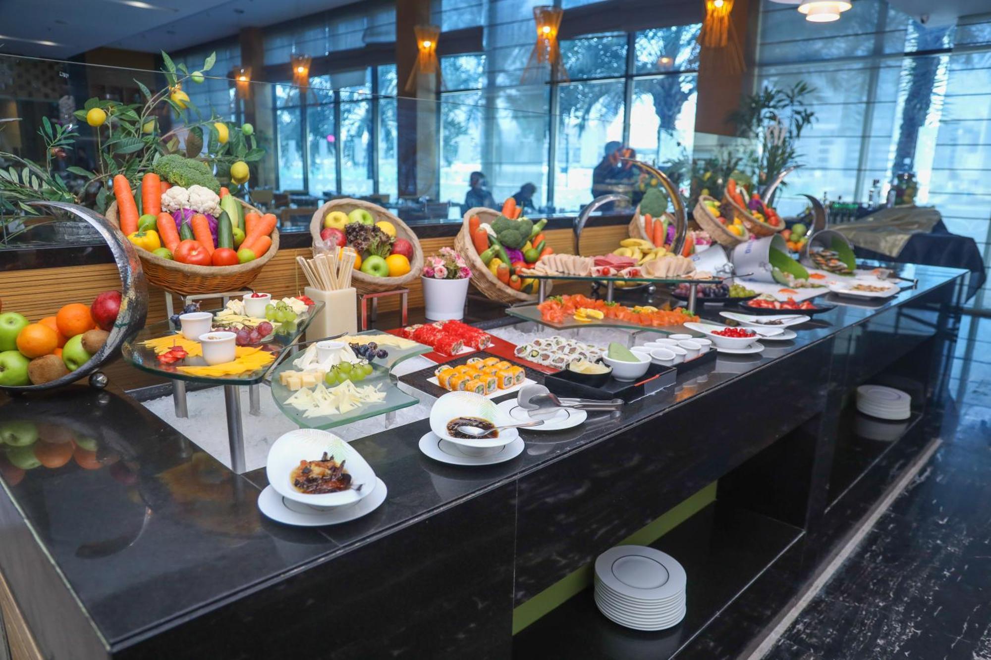 מנאמה Ramee Grand Hotel And Spa מראה חיצוני תמונה A buffet at a hotel