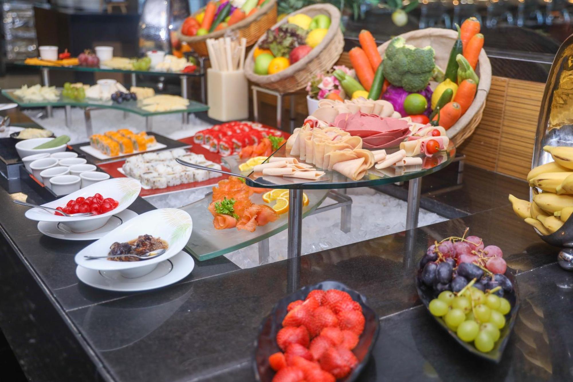 מנאמה Ramee Grand Hotel And Spa מראה חיצוני תמונה A buffet at a hotel