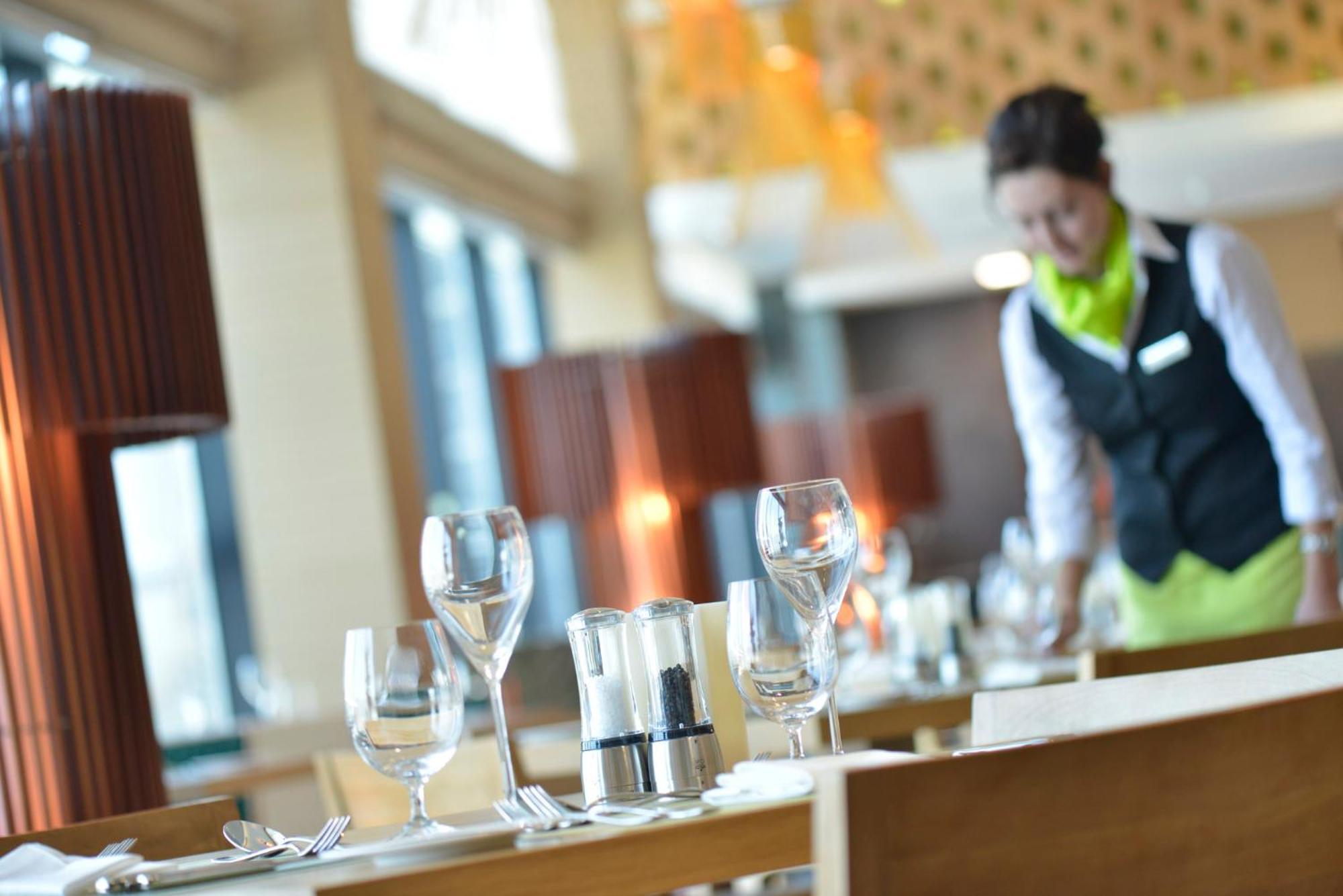 מנאמה Ramee Grand Hotel And Spa מראה חיצוני תמונה A restaurant in the airport