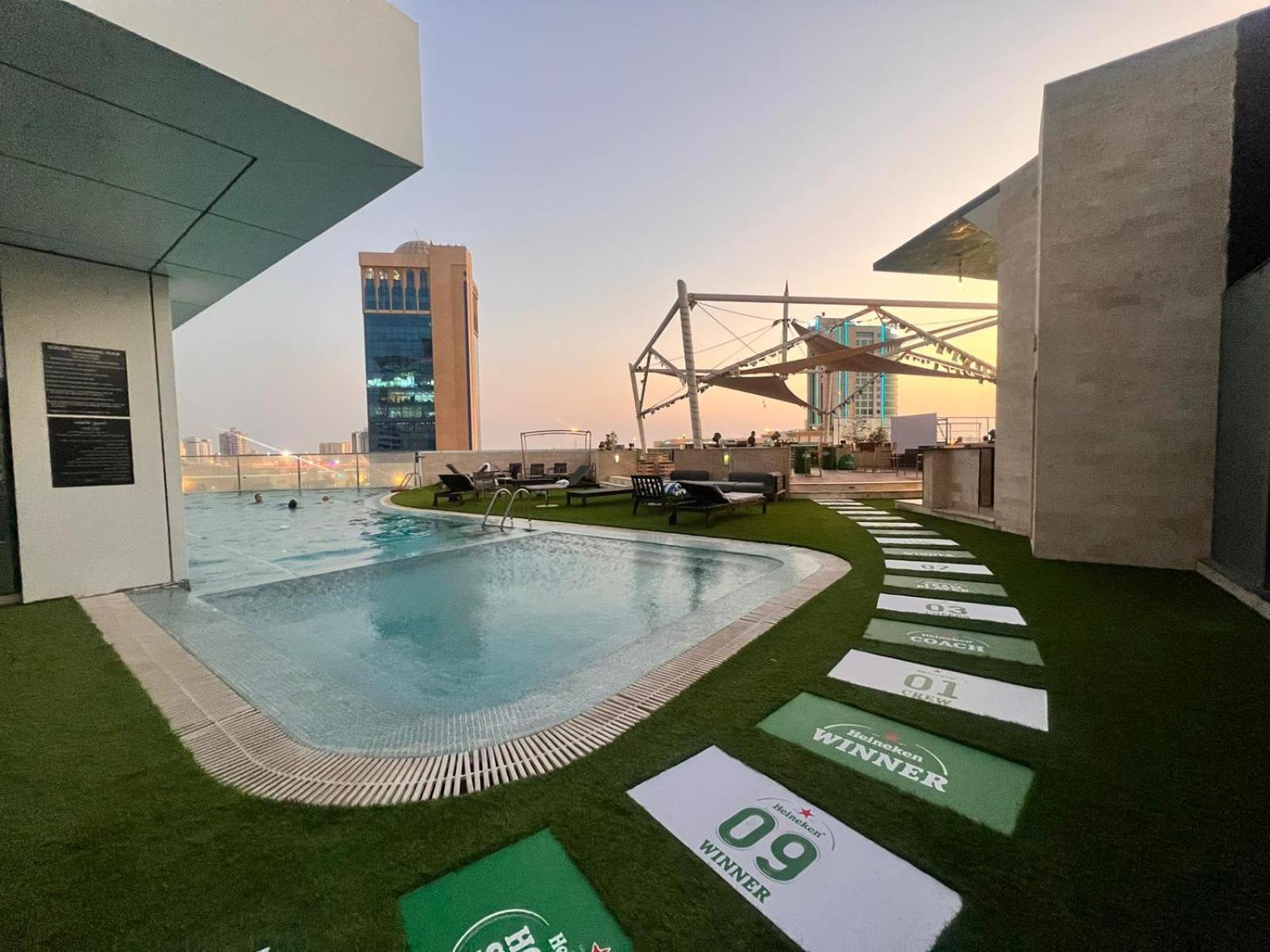 מנאמה Ramee Grand Hotel And Spa מראה חיצוני תמונה Rooftop pool at the hotel