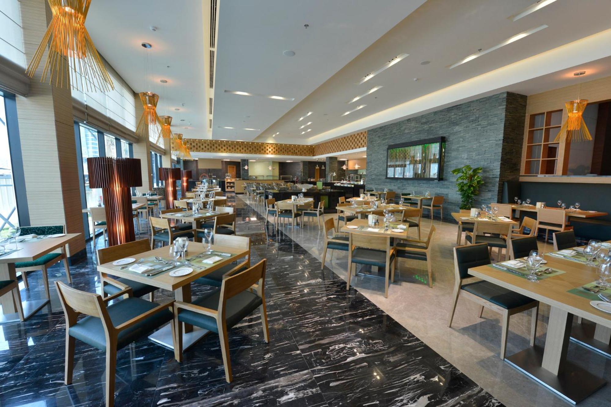 מנאמה Ramee Grand Hotel And Spa מראה חיצוני תמונה The restaurant