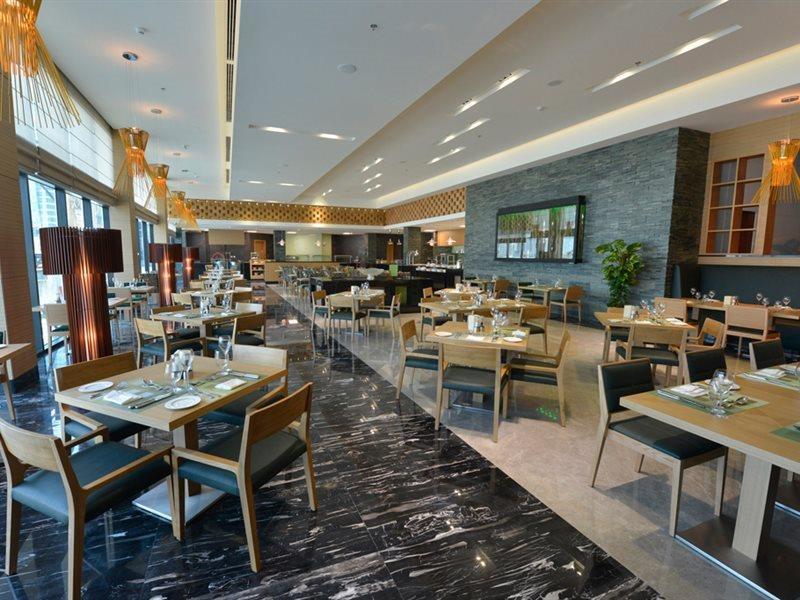 מנאמה Ramee Grand Hotel And Spa מראה חיצוני תמונה The restaurant