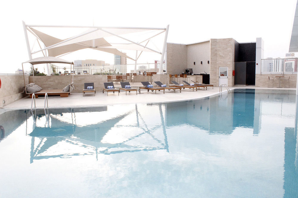 מנאמה Ramee Grand Hotel And Spa מראה חיצוני תמונה The pool at the hotel