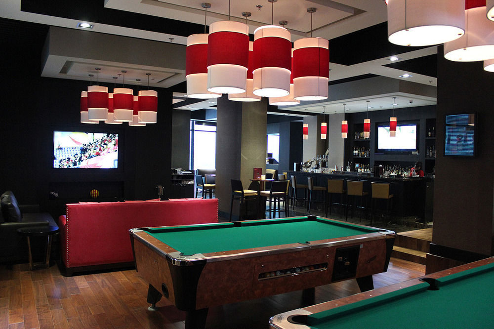 מנאמה Ramee Grand Hotel And Spa מראה חיצוני תמונה The Sports Bar at the Toronto International Centre